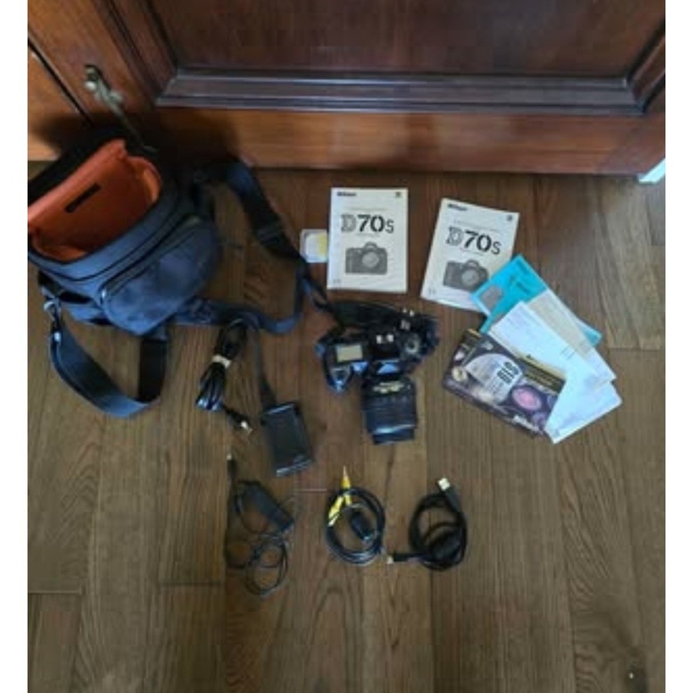 Nikon D70s DSLR Camera Kit‎ w/ Lens & Bag